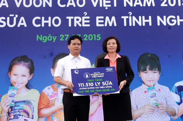 Quỹ sữa 'vươn cao Việt Nam' đến với các gia đình chính sách - Ảnh 4