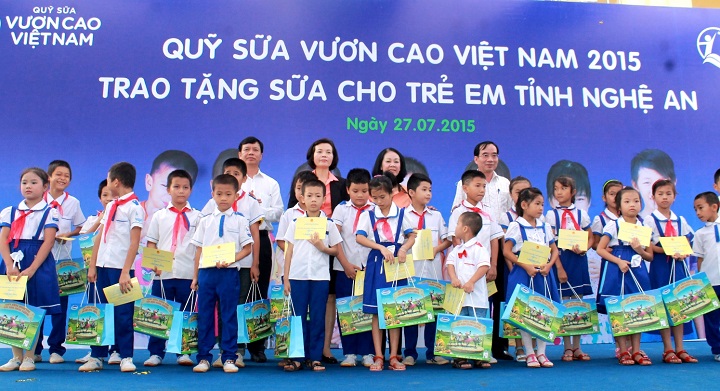Quỹ sữa 'vươn cao Việt Nam' đến với các gia đình chính sách - Ảnh 3