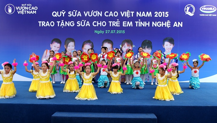 Quỹ sữa 'vươn cao Việt Nam' đến với các gia đình chính sách - Ảnh 1