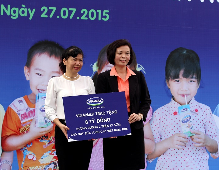 Quỹ sữa 'vươn cao Việt Nam' đến với các gia đình chính sách - Ảnh 2