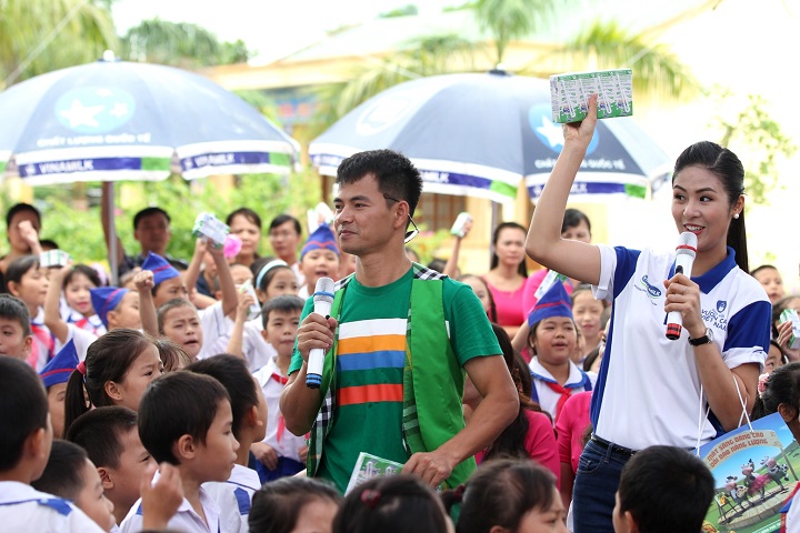 Quỹ sữa 'vươn cao Việt Nam' đến với các gia đình chính sách - Ảnh 6